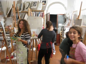 Allieve dipingono nello studio di pittura