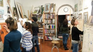 Allievi dipingono nello studio di pittura