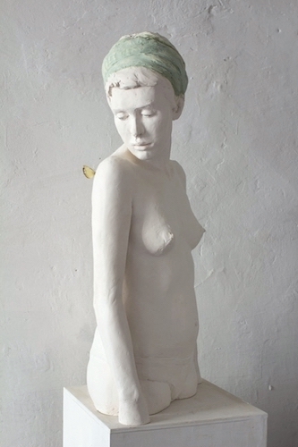 Le papillon, scultura di Jeanne Isabelle Cornière che rappresenta una ragazza con turbante verde con una farfalla posata sulla spalla