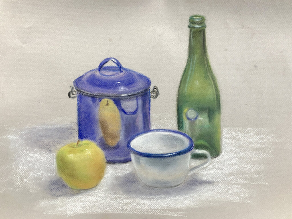 Natura morta con mela, recipiente in smalto con coperchio, tazzina da caffè e bottiglia di vetri verde, realizzato da un allievo del corso di pittura a Firenze
