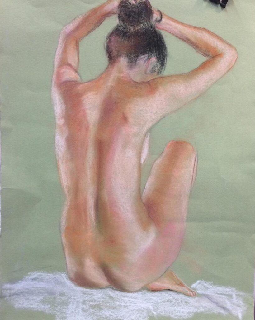 Nudo di schiena su carta verde, pastello eseguito da una allieva del corso di pittura per adulti