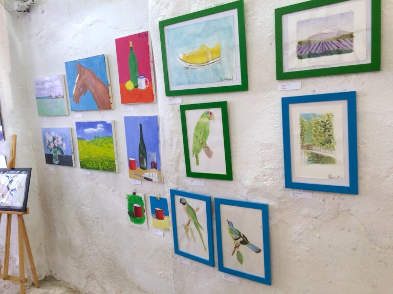 Opere create dagli allievi del corso di pittura di Isabelle esposti alla mostra di fine anno