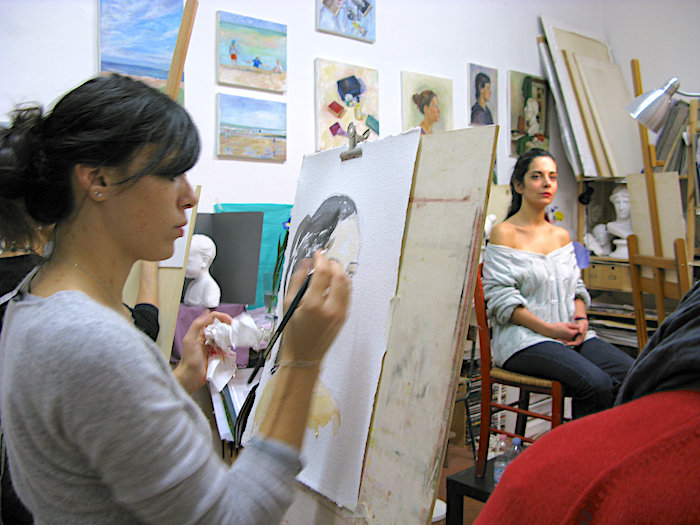 Ragazza dipinge al cavalletto